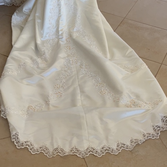 Stunning Vintage Custom Wedding Dress - Picture 4 of 12